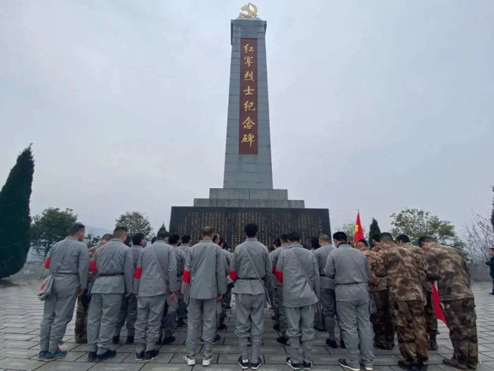 屹立着一座被苍松翠柏环绕的"红军烈士纪念碑",它就是为纪念在便水