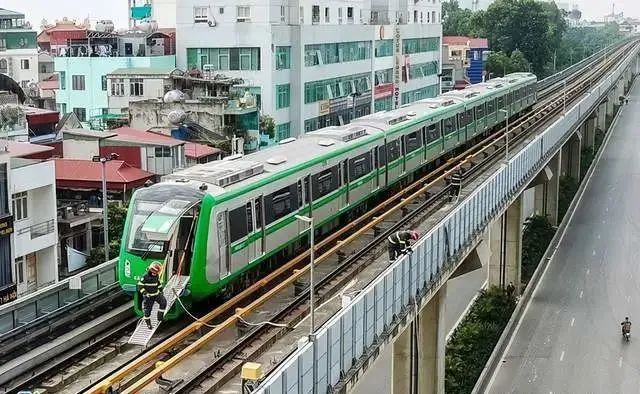 越南首条轻轨正式开始"跑图"运行,途径河内市中心,为中国制造