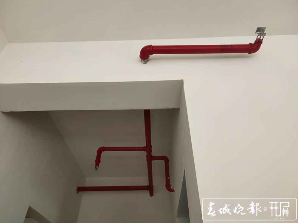 房顶布满消防管道,层高缩水半米…昆明这个小区业主接