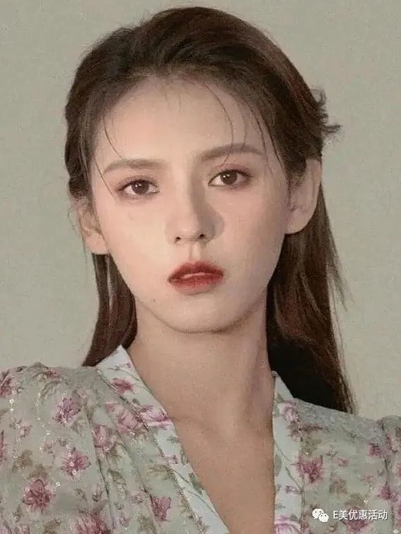 张予曦的唇部厚度适中,小巧可爱,笑起来十分甜美减龄