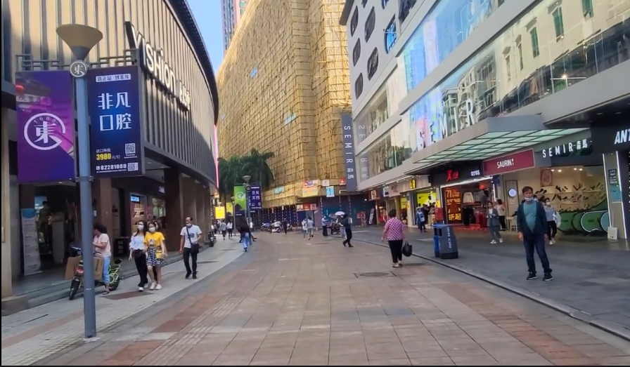深圳市区地标步行街,昔日繁华人头攒动,如今行人稀少众说纷纭