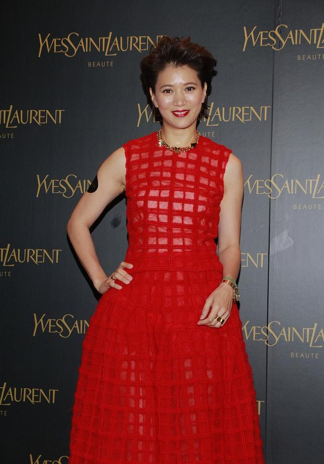 袁咏仪这么穿衣服也太抢镜了身材比例都显出来了美的真过分