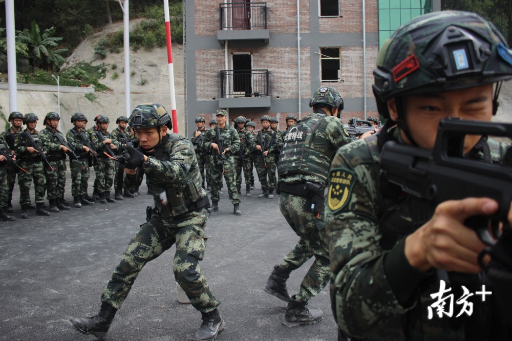 武警广东省总队执勤第二支队特战队员闻令而动,通过故障设置,还原现场