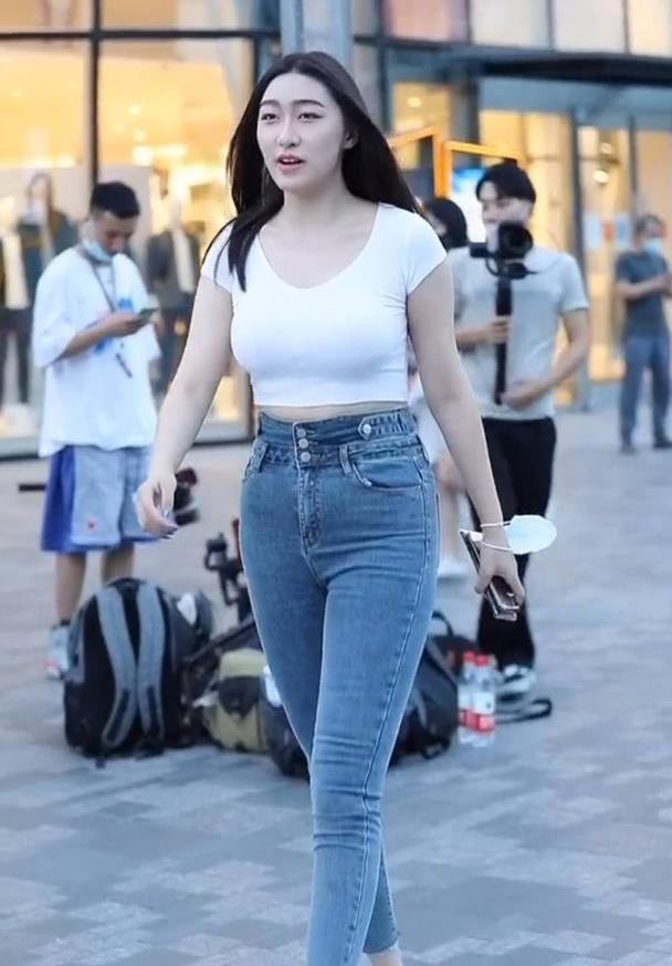 微胖的美女,简单的衣着,尽显最美丽的时尚
