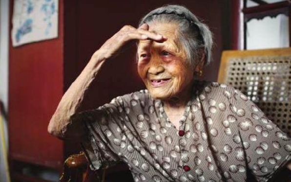 湖南114岁女英雄,时隔73年"再遇"丈夫,一眼认出后泪如