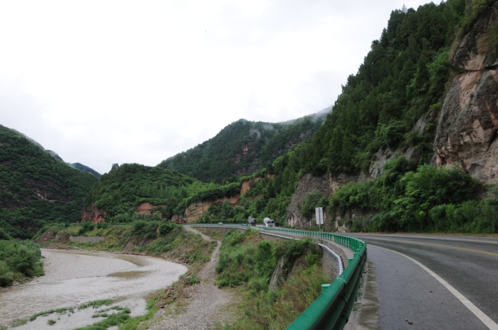 这才是秦岭最经典的自驾公路,先翻山后沿江,沿途景点个个重磅!