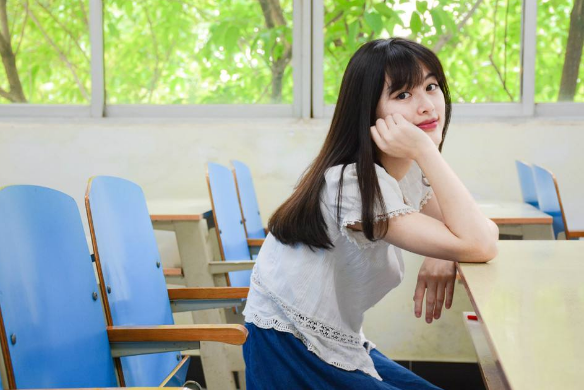 我被同桌上课解内衣_上课我帮同桌解内衣(3)