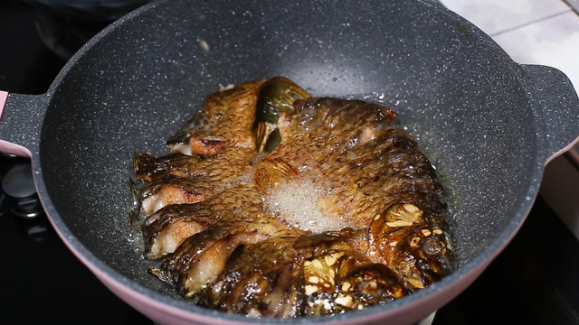 煎鱼时先不要着急下锅多加两个步骤煎出的鱼不粘锅不破皮