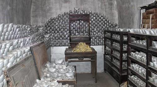 中国一巨贪,抄家时死活找不到黄金,最后一锤砸出几个国库!