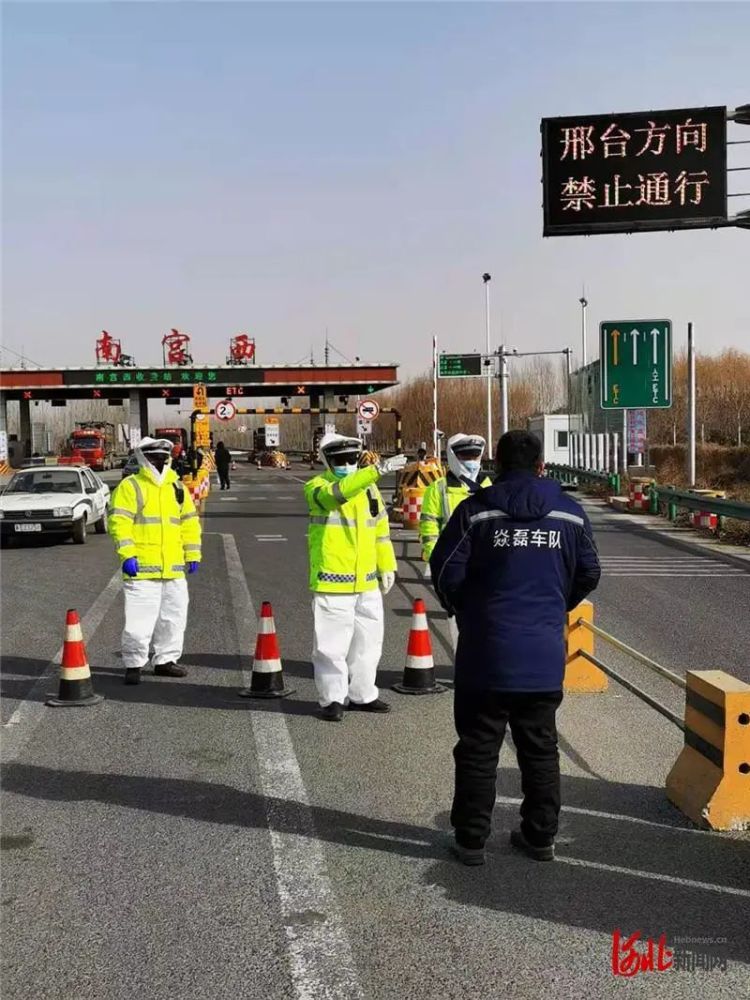 1月6日上午,石家庄裕华路高速口,工作人员对外地车辆进行劝返.