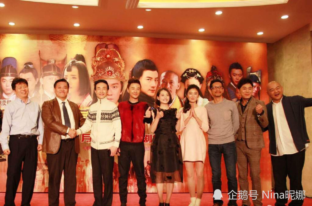 巩汉林一家三口罕露面拍广告,穿红衣梳二八分,比35岁儿子还精神