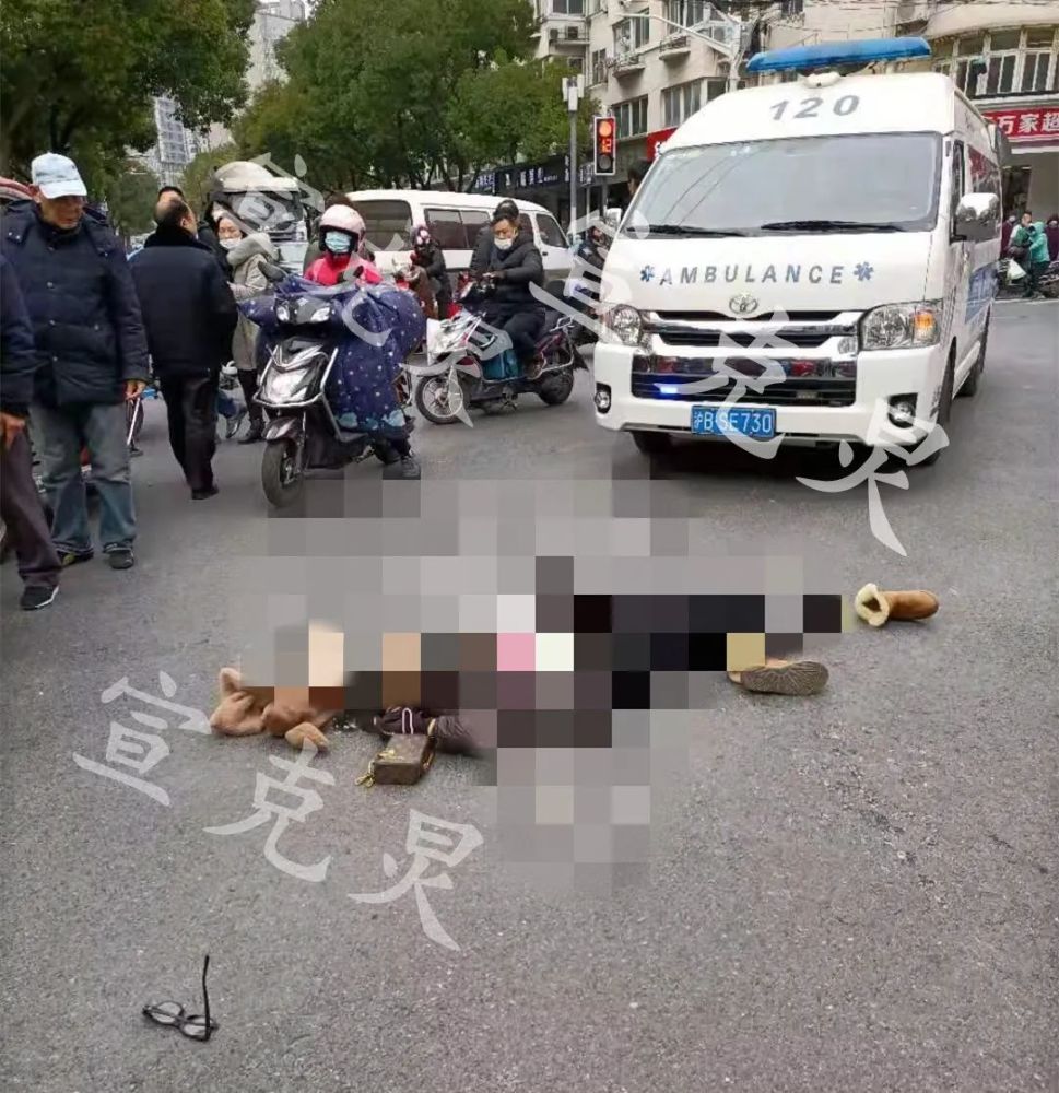 芷江西路:搅拌车与非机动车相撞 年轻女子不幸身亡