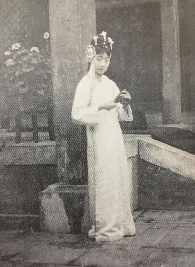 老照片:图4慈禧太后奢华的餐桌,图6婉容在御花园爬树