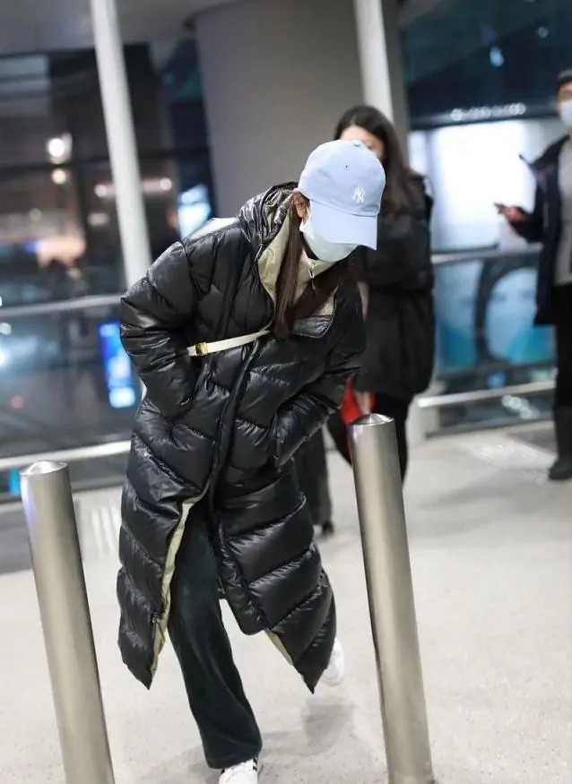 "新谋女郎"刘浩存机场首秀,全副武装月牙眼好纯情,美人痣抢镜