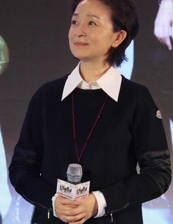 62岁老演员刘莉莉真潮!老花镜不戴挂脖上,奶奶辈的"时髦精"