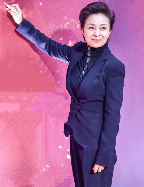62岁老演员刘莉莉真潮老花镜不戴挂脖上奶奶辈的时髦精