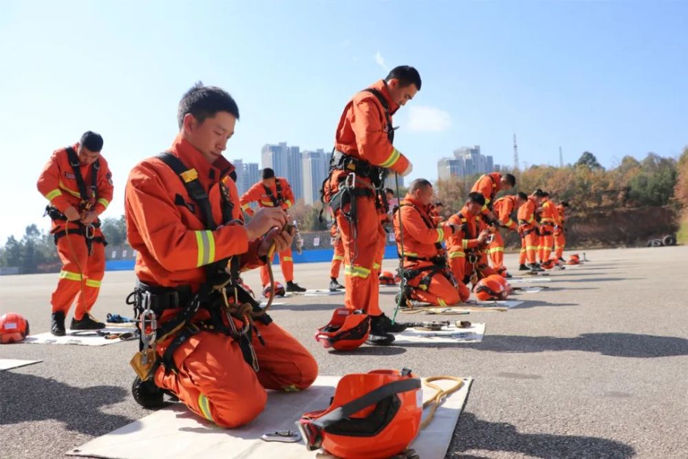 中国"蜘蛛侠"——直击消防员高空绳索救援训练视觉大片