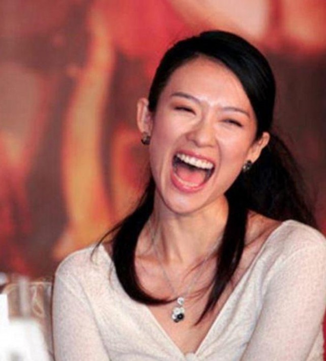 章子怡的大笑真的给人一种很爽朗的感觉啊!