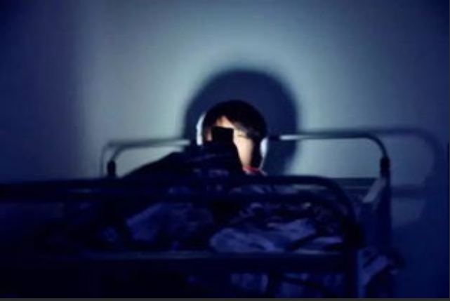 关灯后玩手机到底行不行?会导致很严重的后果吗?