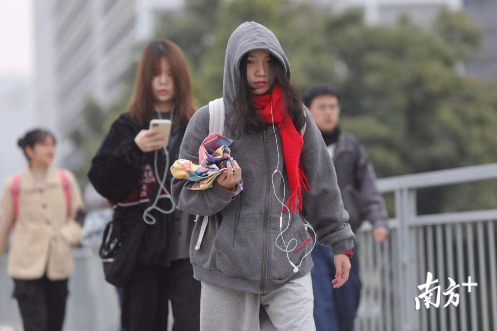 1月7日上午,深圳坪山,行人在寒风中加快脚步前行.