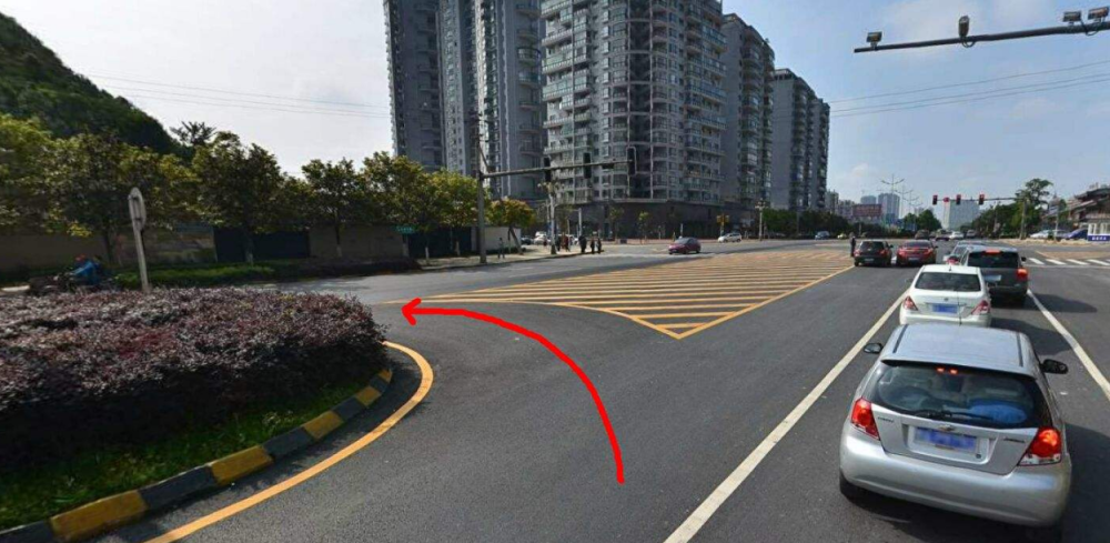 有的路口还专门设有掉头缺口,这种缺口一般会设置在有隔离带以及桥梁