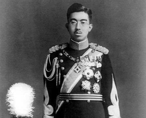 日本投降,曾有人问日本天皇:你为何不剖腹?天皇说了4字