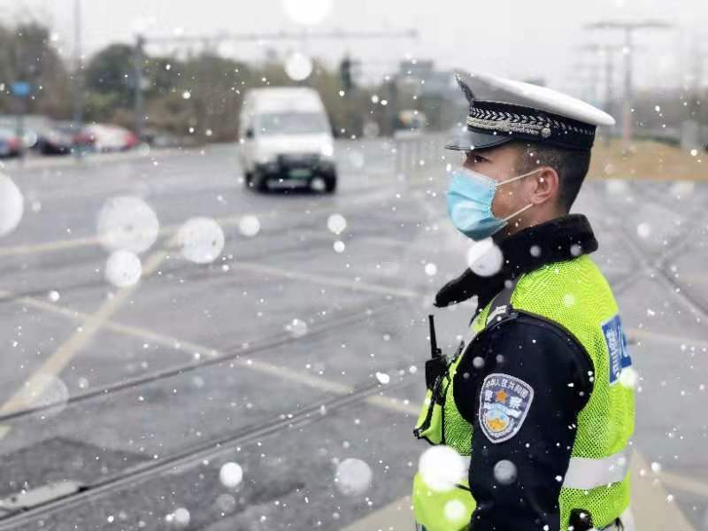 成都交警:你在雪中的样子,真美!