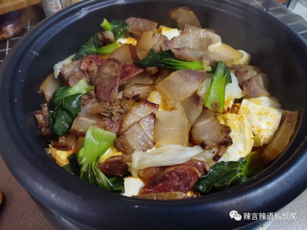 天冷吃啥好介于火锅和汤菜之间的腊肉蔬菜干锅做法简单鲜香热乎