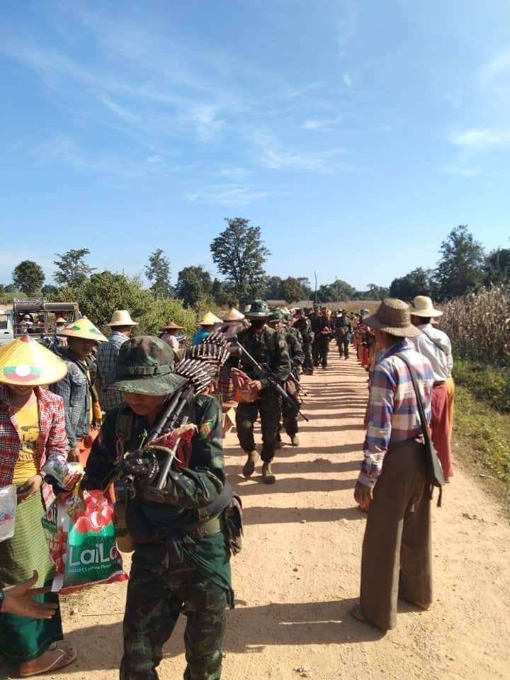 缅甸少数民族武装南掸邦军增兵前线受到本族群众夹道欢迎