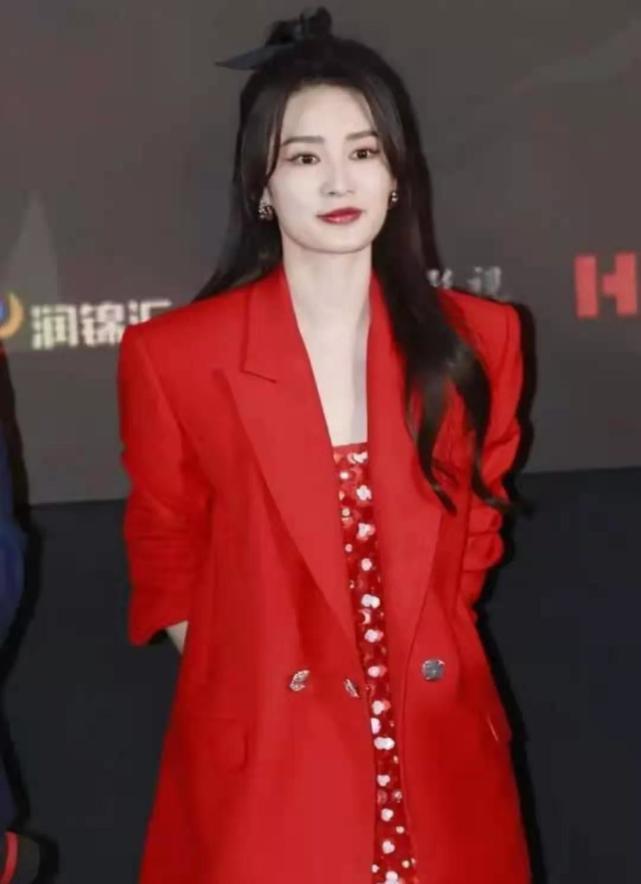 李沁离开滤镜还是美的,穿红色西装配小白鞋俏皮减龄,气质好少女