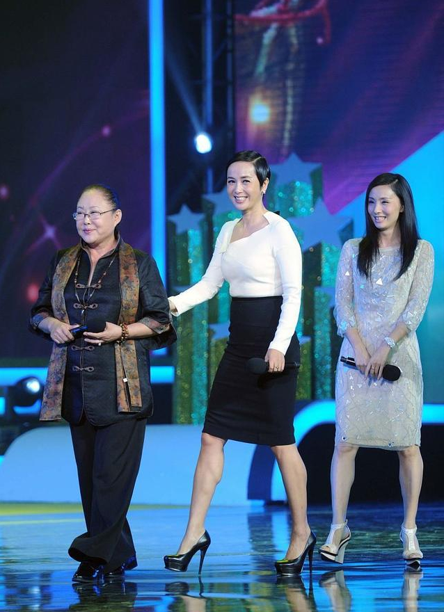 斯琴高娃华贵起来没得比,丰满身材还穿汉服,硬把奚美娟衬成路人