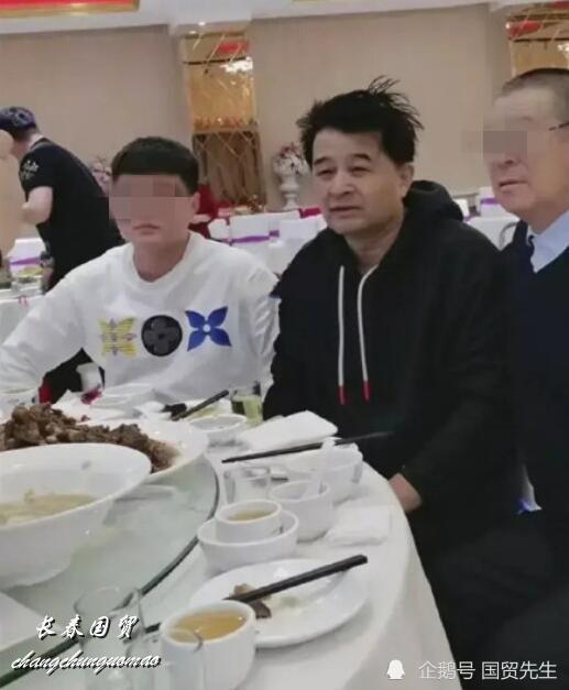 照片中老毕正在与朋友聚会吃饭,他身穿黑色衣服,头发凌乱眼睛略带浮肿