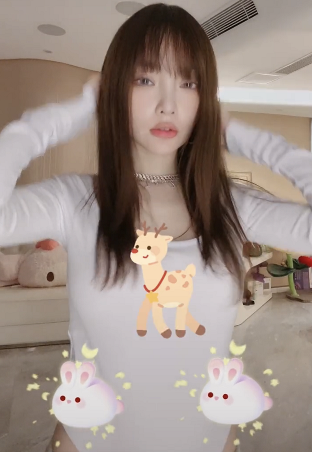 李小璐穿"连身衣"热舞,辣妈身材引热议:这哪像40岁阿姨