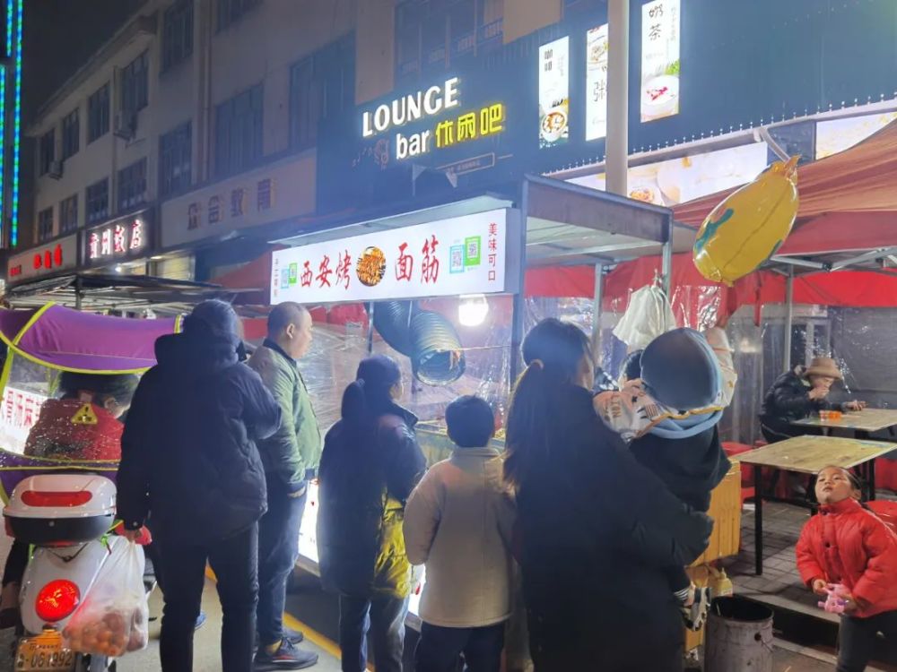 夜市摊位成了"香饽饽" ,东阳这个地方夜市火爆的背后是