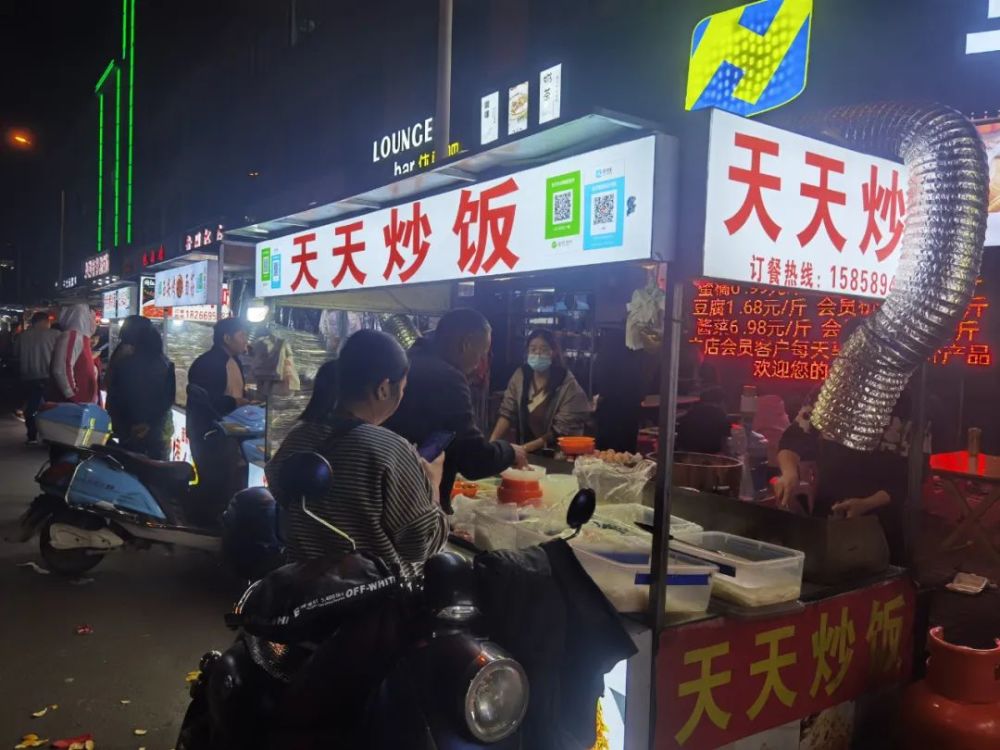 夜市摊位成了"香饽饽" ,东阳这个地方夜市火爆的背后是