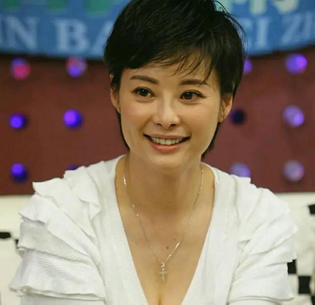 47岁袁立近照臃肿,弃豪门3婚嫁穷诗人,坦言老外不如中国男人_腾讯新闻