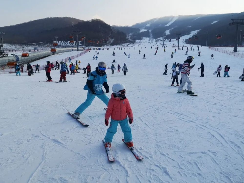 拥有全亚洲自然条件和竞技滑雪品质最好的北大湖滑雪场,雪道面积在