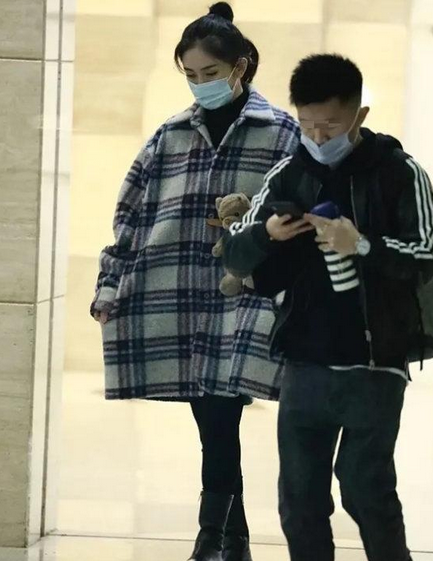 谢娜宣布怀二胎之后现身机场,孕肚明显衣服遮不住,纤细小腿吸睛