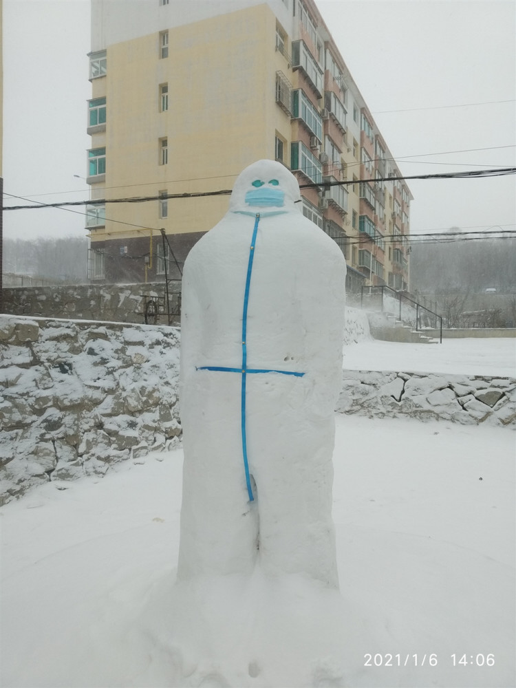 两米多高"大白雪人"向大连一线抗疫人员致敬