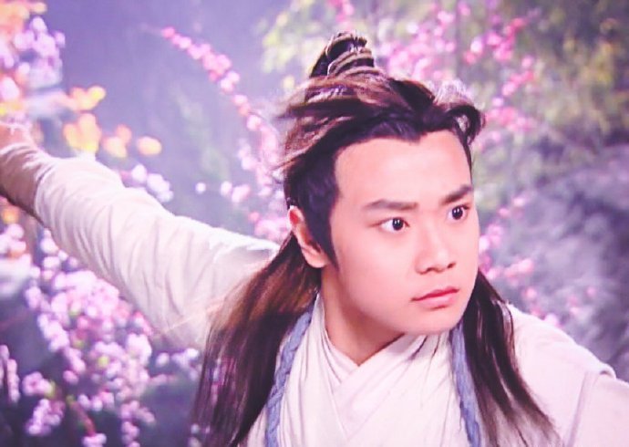 他是《宝莲灯》最惨男主角,不仅戏红人不红,还因为长相毁了星途