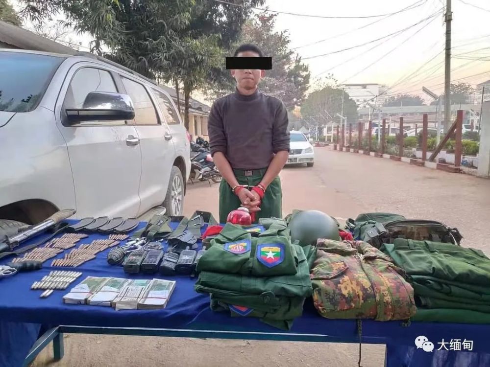 缅北腊戌一名假冒民兵因持枪威胁他人被抓警察从其家中搜出更多武器