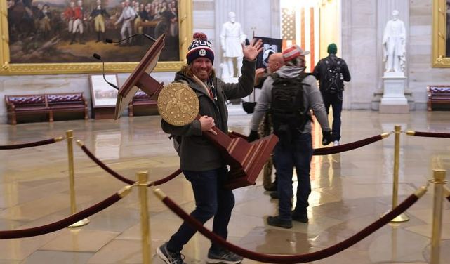 美国众议院议长佩洛西的办公室,一度被示威者"攻陷,国会大厦内的讲台