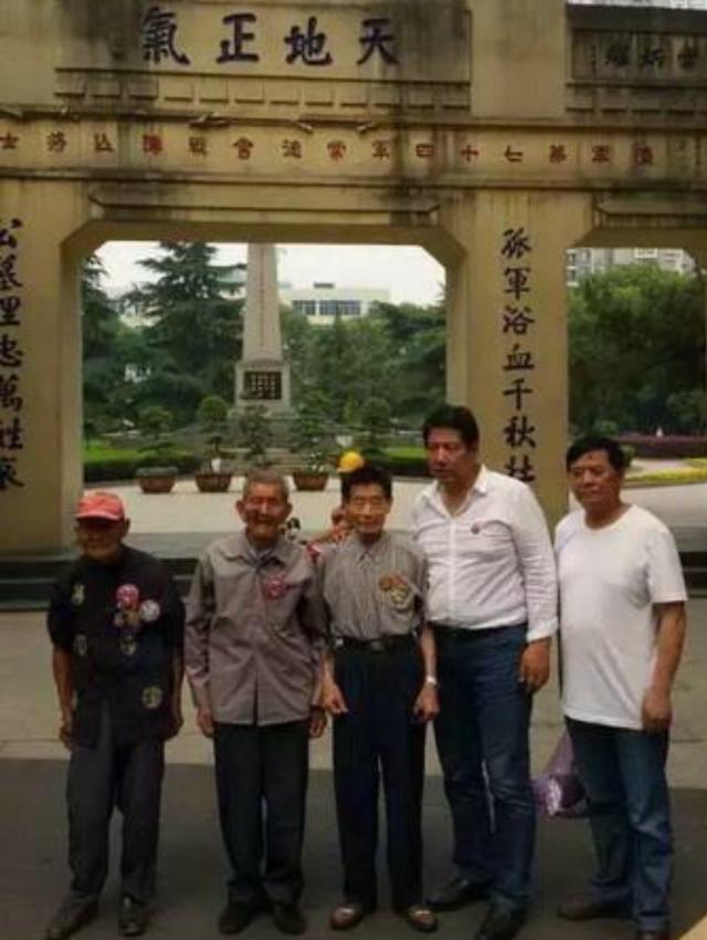 张灵甫和王玉龄的儿子照片:长相像张灵甫,跟父亲一样高