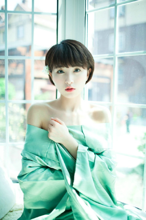短发小清新居家美女,慵懒自在