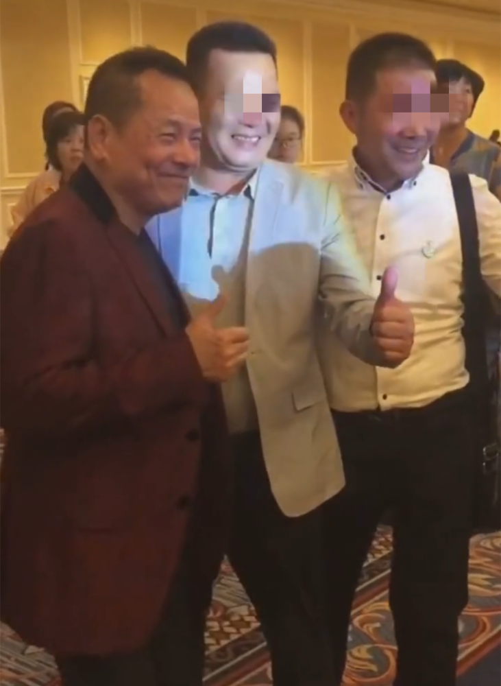 昔日江湖大佬成网红?崩牙驹获知名网红力撑,面色和善来者不拒
