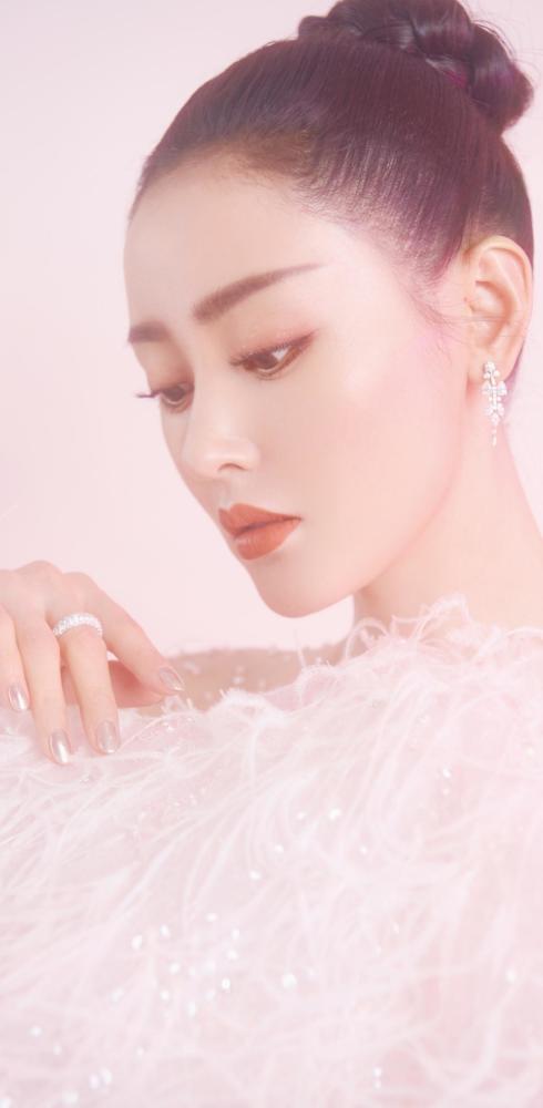 张天爱粉色丝绒长裙少女写真壁纸!