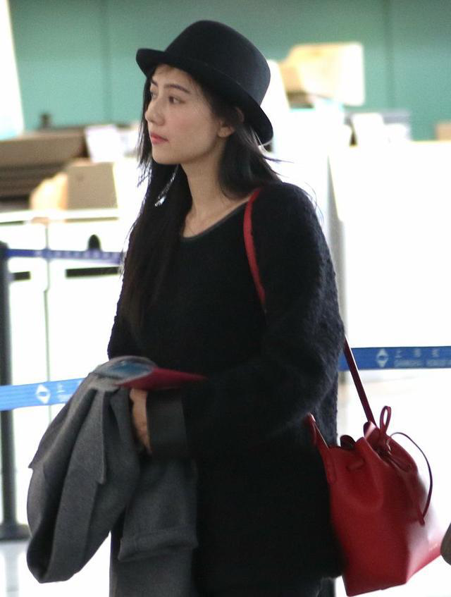 高圆圆头发凌乱面容蜡黄?看侧颜照:鼻子依然挺拔,女神