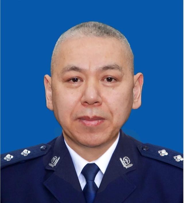 第三十七次会议决定任命刘新良为长沙市人民政府副市长,市公安局局长