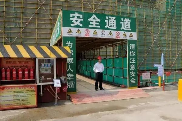 有的施工现场虽然设置了临时消防通道,但通道内堆满了水泥,钢筋,木板