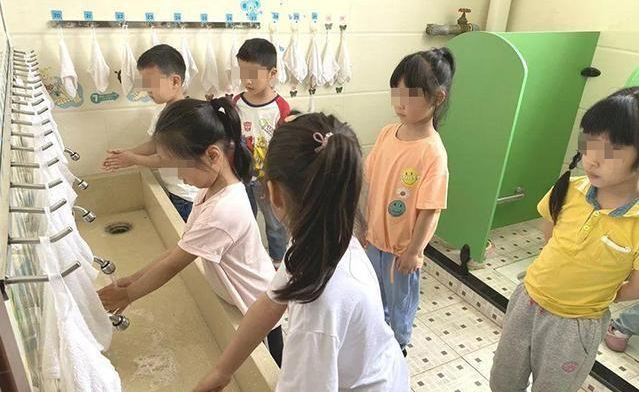 幼儿园的厕所照片被老师误发到家长群,宝妈看后不淡定
